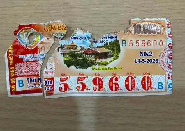 Tờ vé số bị rách làm đôi.