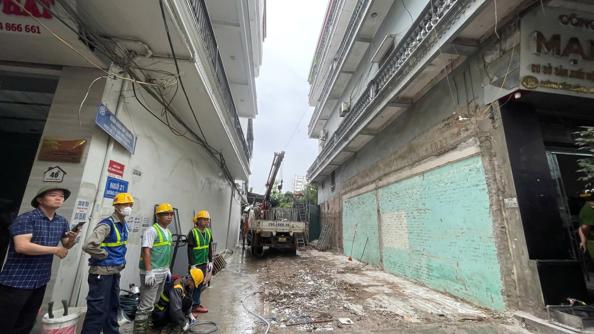 Cơ quan thi hành án dân sự đã tổ chức tháo dỡ các hạng mục xây dựng vi phạm tại ngôi nhà của người đàn ông dùng vòi xịt nước vào thợ xây hàng xóm. (Nguồn: Thông tin Hà Nội)