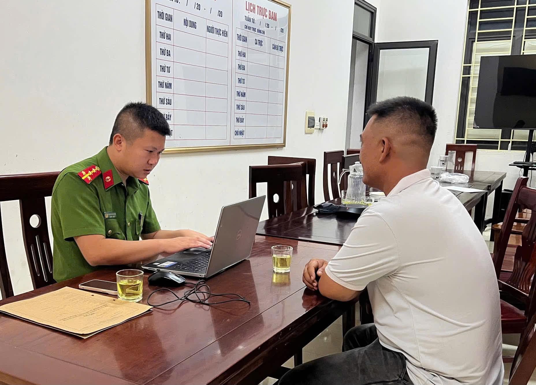 Hình ảnh bố của cháu U. tại cơ quan công an. (Nguồn: Công an xã Quỳnh Anh)