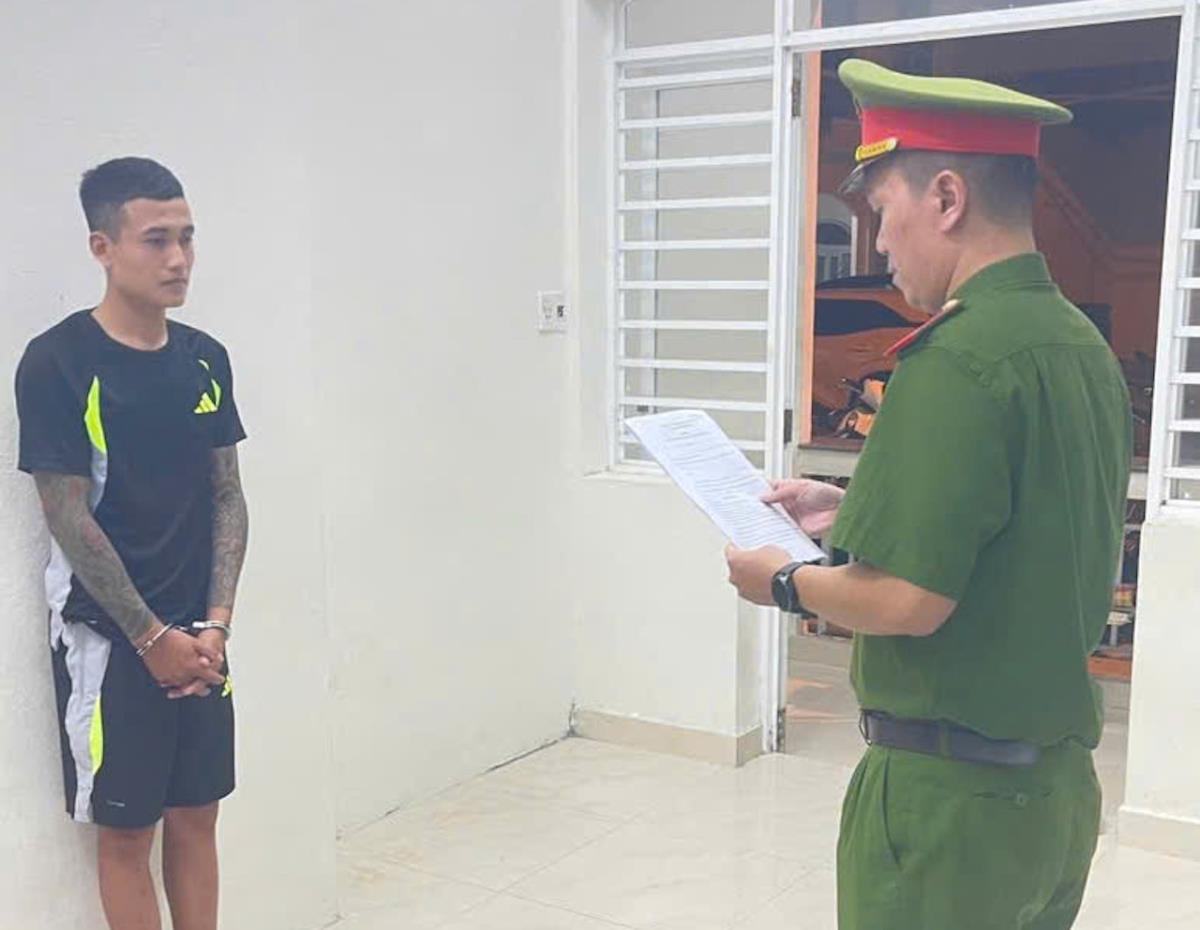 Công an đọc các quyết định với đối tượng - Ảnh: Công an Đà Nẵng