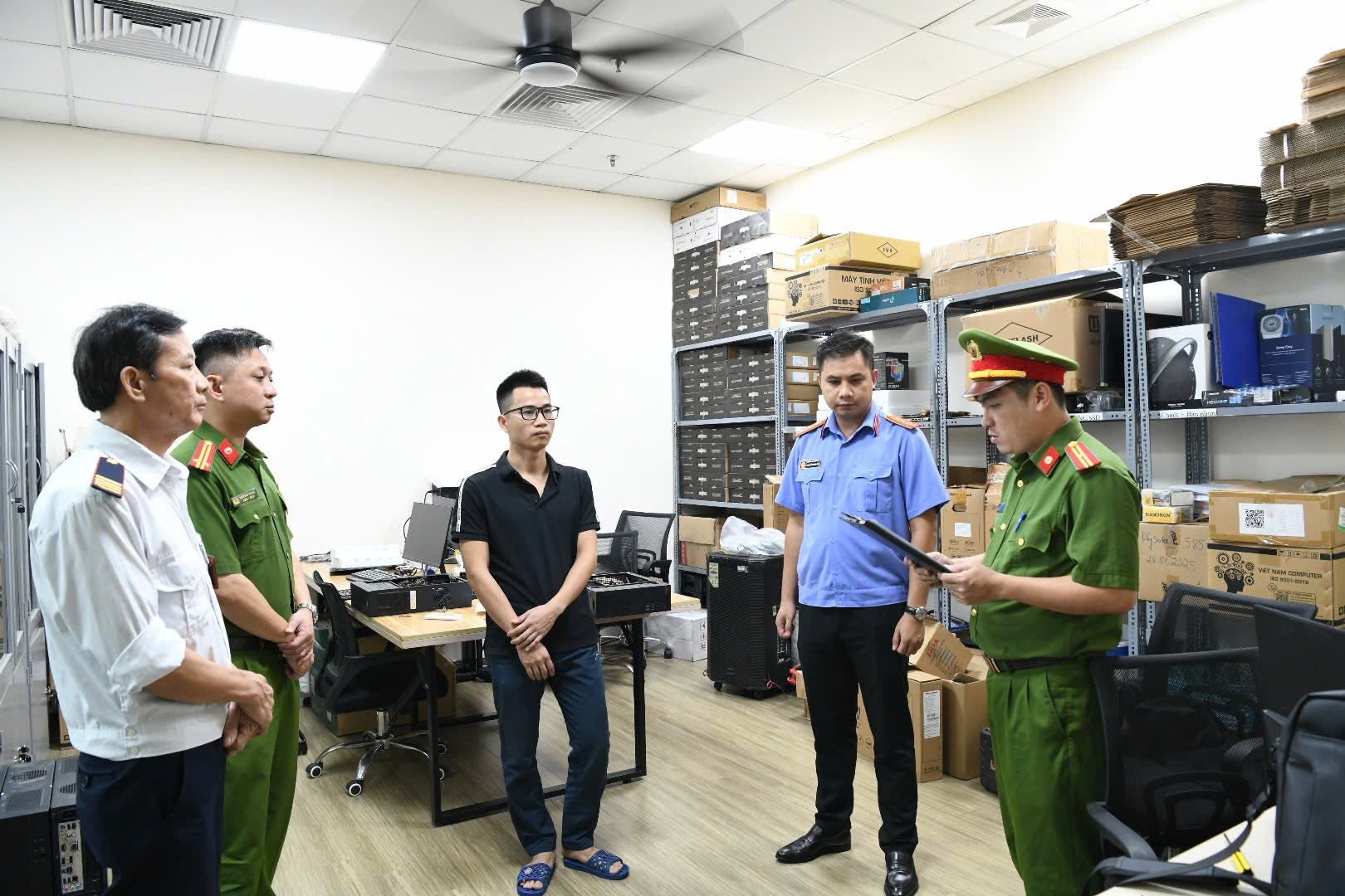 Cơ quan Cảnh sát điều tra Công an tỉnh Phú Thọ thi hành lệnh khám xét khẩn cấp nơi làm việc đối với Khuất Tiến Minh, sinh năm 1990, là Giám đốc Công ty TNHH MTV giải pháp công nghệ Tek- solution tại phường Hà Đông, thành phố Hà Nội
