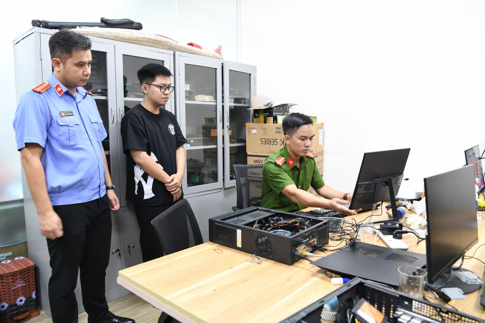Lệnh khám xét khẩn cấp nơi ở, nơi làm việc của hai Giám đốc Nguyễn Thị Thanh Huyền và Khuất Tiến Minh