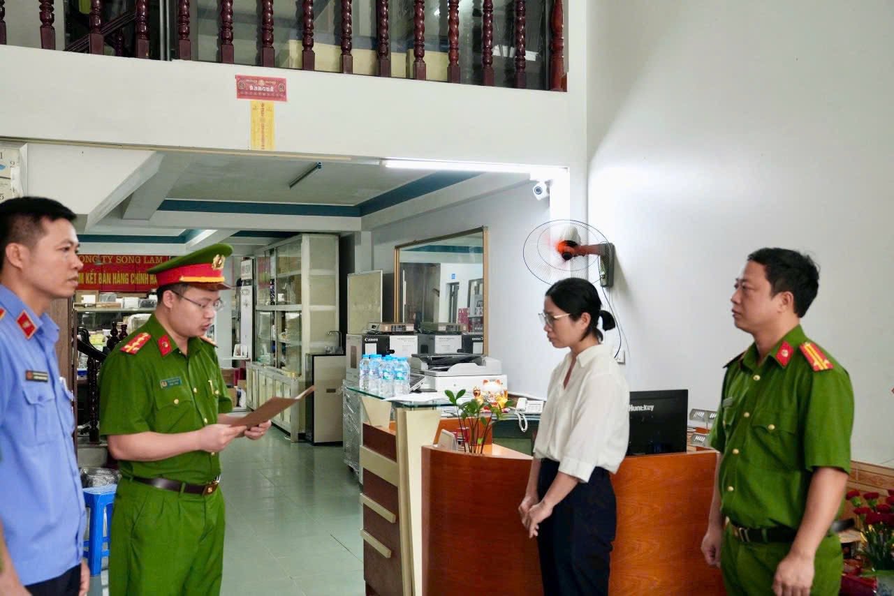 Lệnh khám xét khẩn cấp nơi ở, nơi làm việc của hai Giám đốc Nguyễn Thị Thanh Huyền và Khuất Tiến Minh
