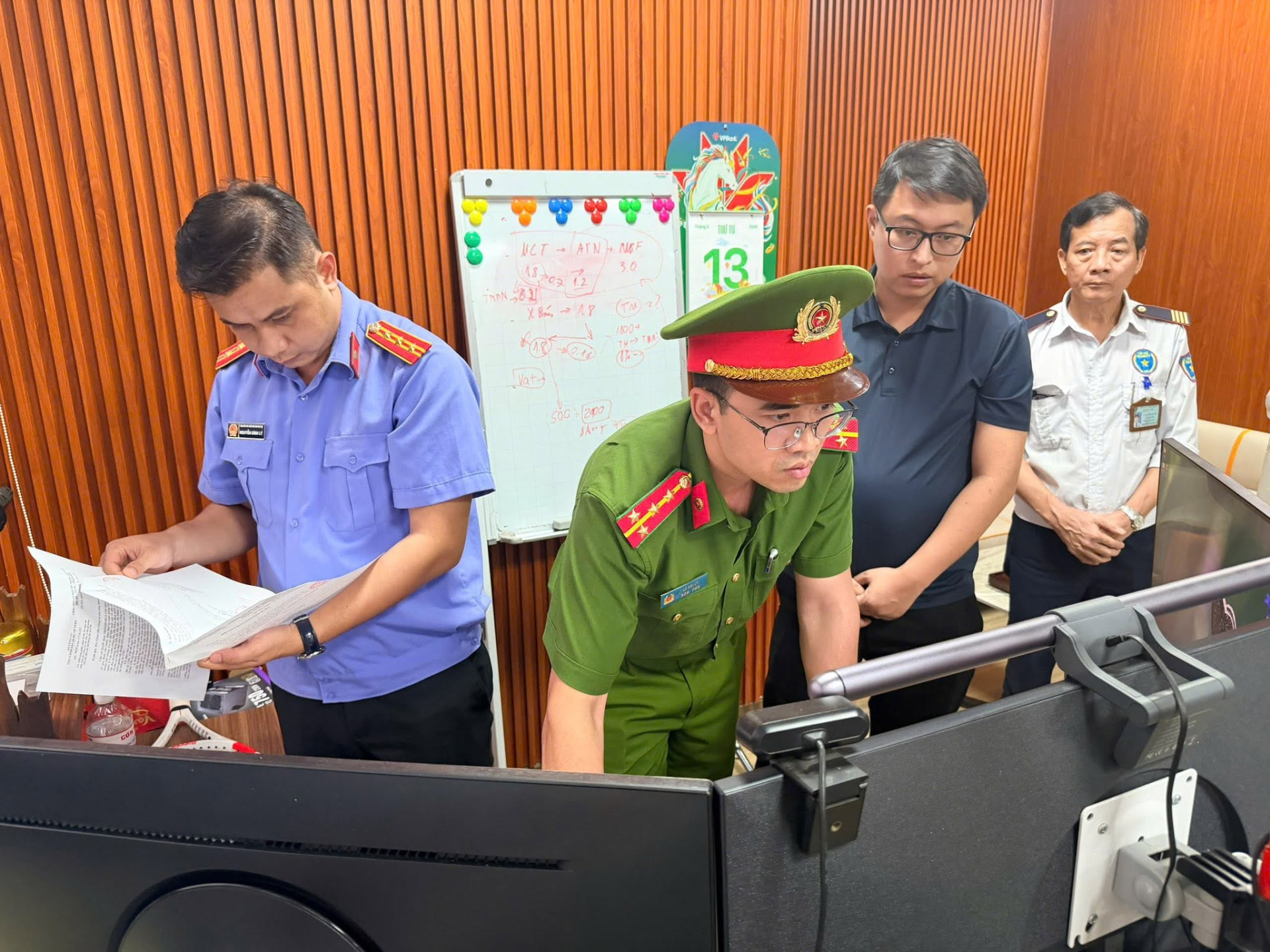 Cơ quan CSĐT Công an tỉnh Phú Thọ công bố Lệnh khám xét khẩn cấp nơi làm việc của Bùi Đắc Ánh Dương, Giám đốc Công ty Cổ phần hệ thống thông tin ATHENA Việt Nam để phục vụ công tác điều tra
