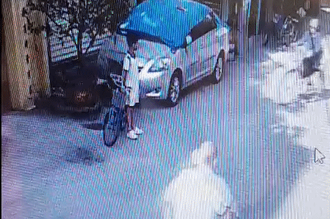 Nhật Minh đứng chờ người đánh rơi tiền 15 phút rồi mới đi về. (Ảnh: Cắt từ clip)
