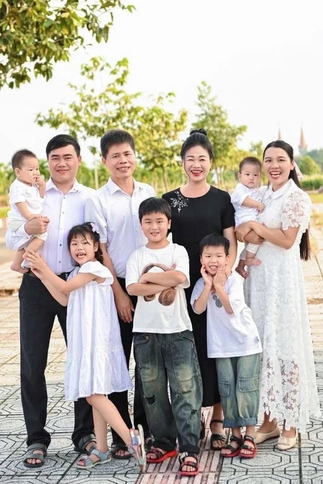 Gia đình nhỏ của chị Loan, anh Đăng Anh cùng bố mẹ. (Ảnh: Tri thức - Znews)