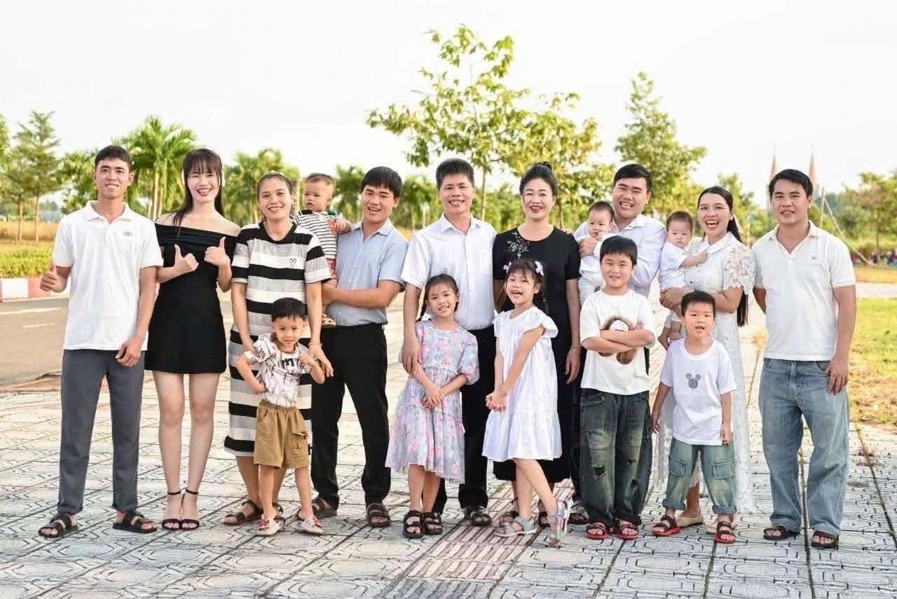 Đại gia đình nhà chồng chị Loan. (Ảnh: VietNamNet)