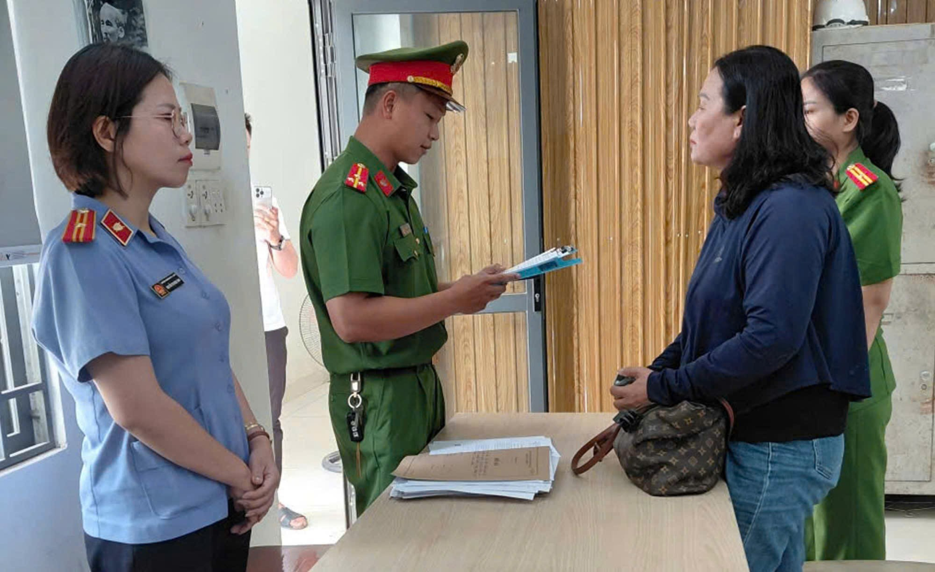 Cơ quan Cảnh sát điều tra tống đạt quyết định đối với Hồ Thị Ánh - Ảnh: Công an Đà Nẵng