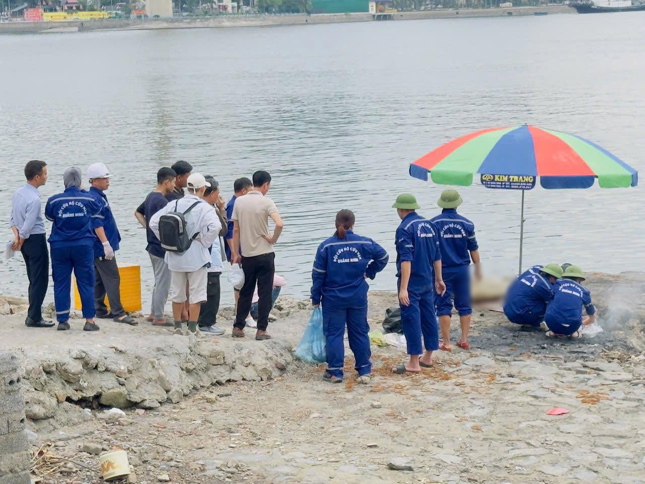 Thi thể nạn nhân được tìm thấy sau 2 ngày xảy ra sự việc. (Ảnh: Fanpage Đội cứu hộ cứu nạn Quảng Ninh)