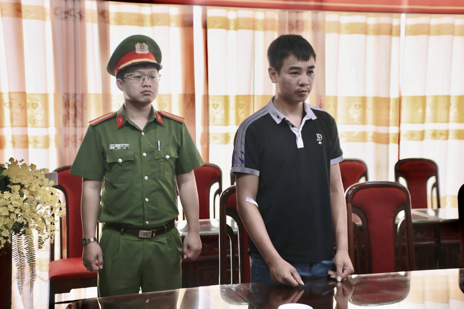 Đối tượng Dũng tại cơ quan công an - Ảnh: Công an Sơn La