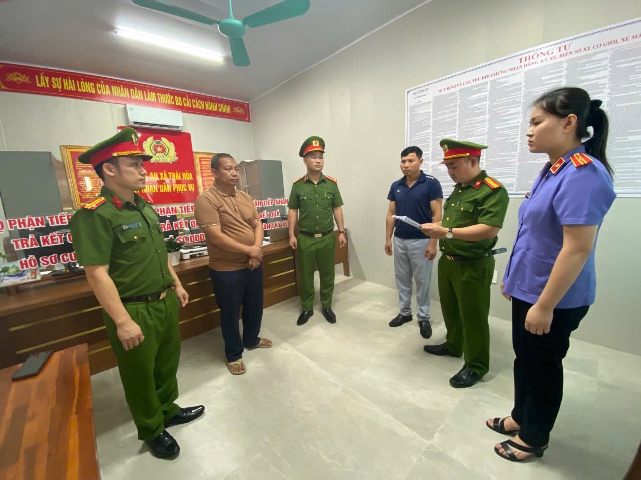 Cơ quan chức năng đọc các quyết định với bị can - Ảnh: Công an tỉnh Tuyên Quang