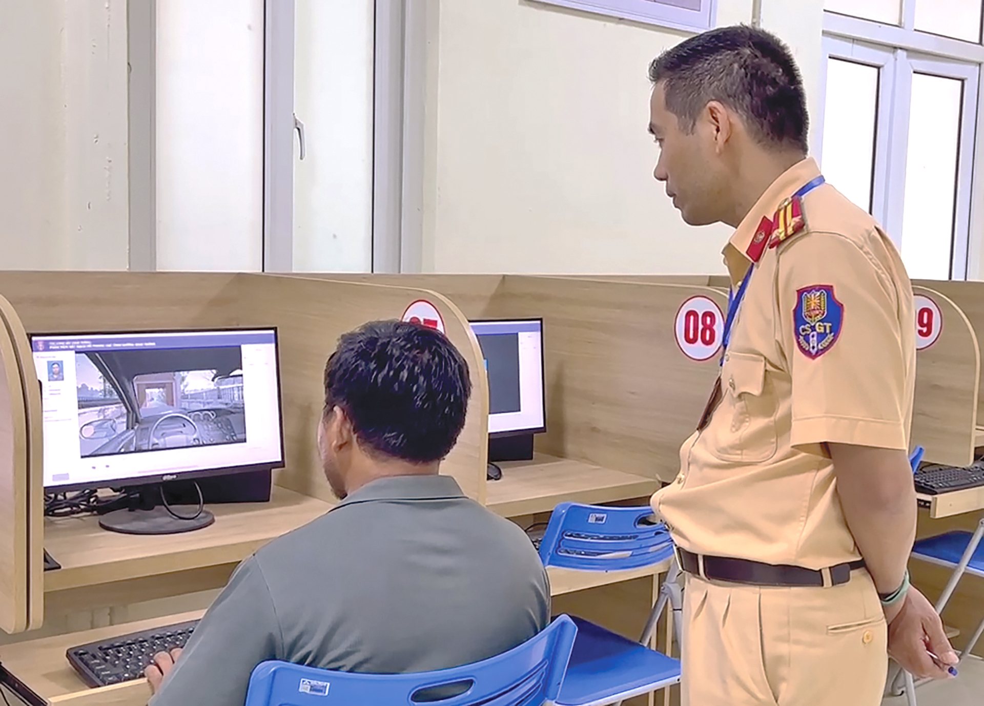 Thí sinh thi các tình huống mô phỏng dưới sự giám sát của CSGT Hà Nội - Ảnh: Báo Xây dựng
