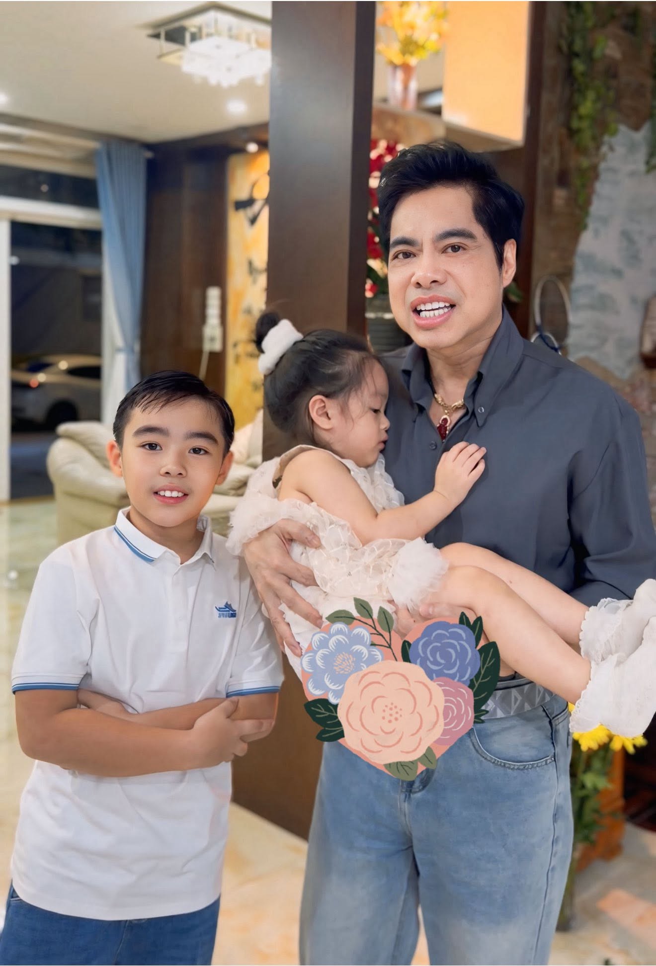 Danh ca Ngọc Sơn công khai khoe con trai, con gái kháu khỉnh ở tuổi U60