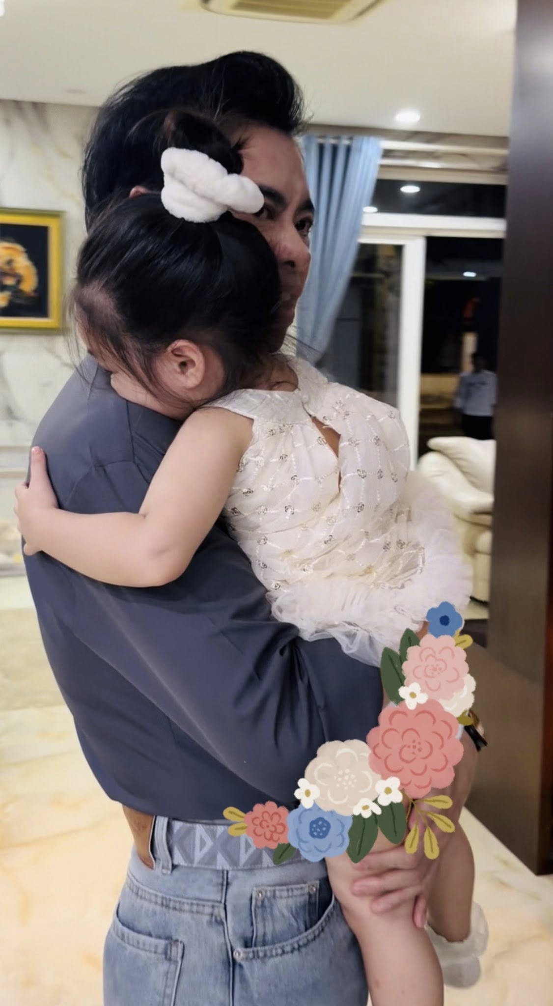 Danh ca Ngọc Sơn khoe ảnh tình cảm bên các con, hai bé được nhận xét là rất kháu khỉnh, dễ thương