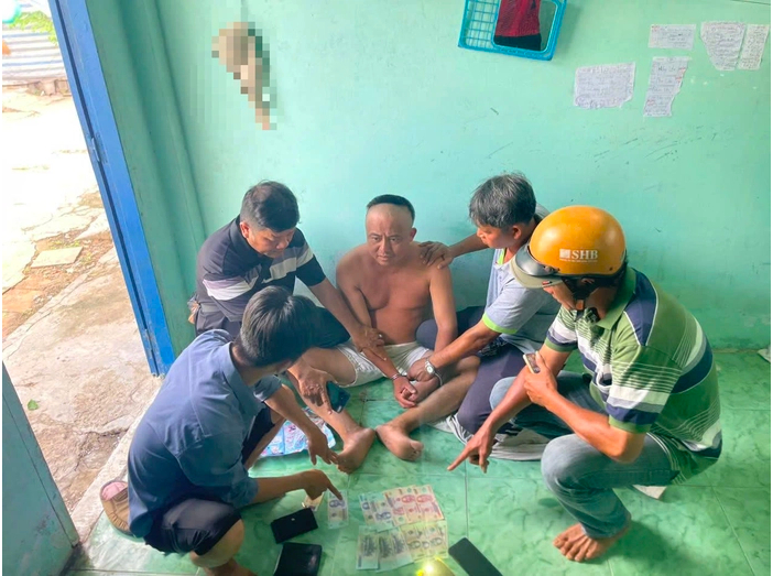 Dương Công Nhạc bị lực lượng công an bắt giữ khi đang lẩn trốn tại một nhà trọ trên địa bàn xã Kim Sơn, Đồng Tháp. (Nguồn ảnh: Người Lao Động)