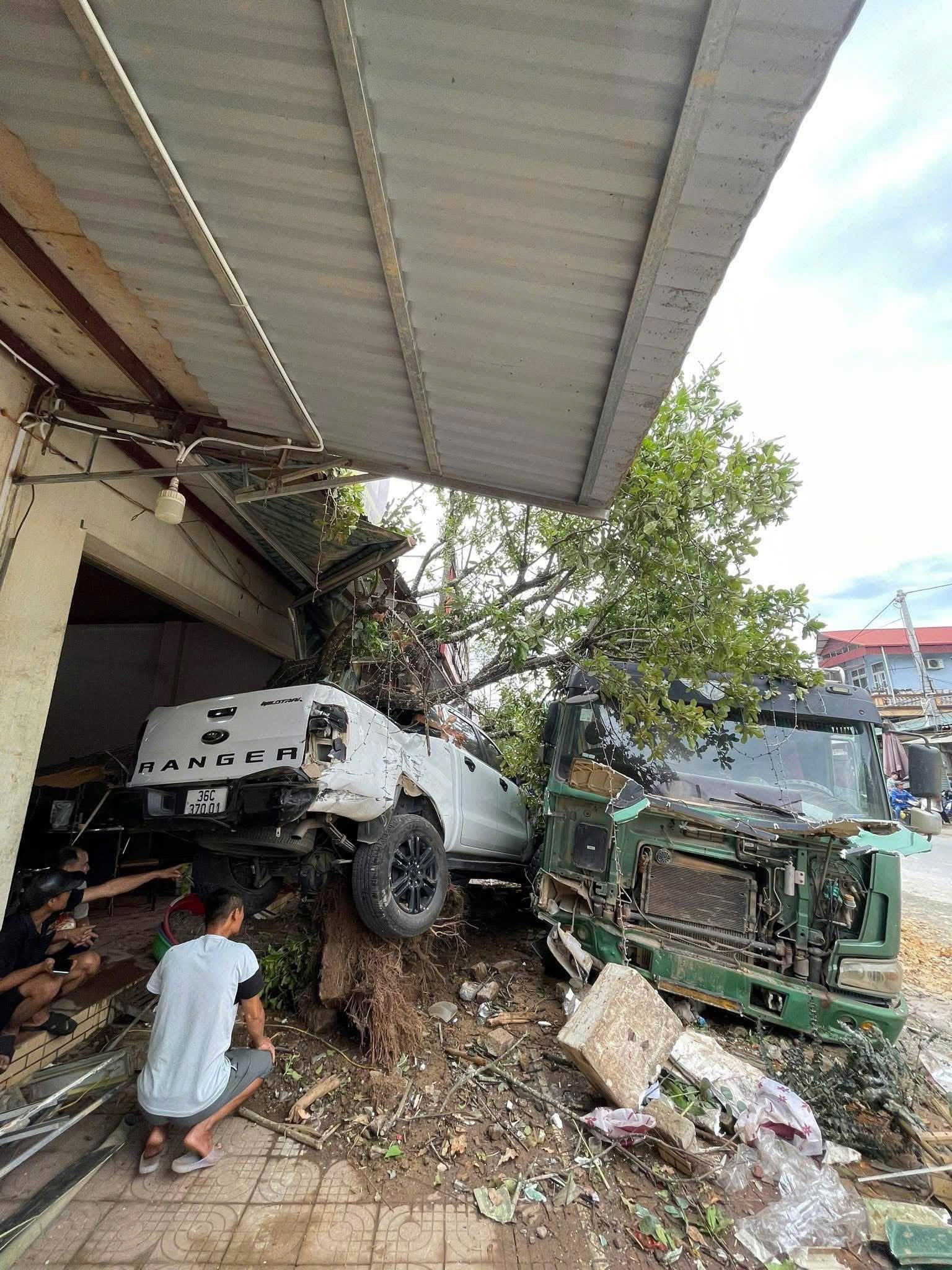 Khoảnh khắc xe tải đâm ô tô đỗ bên đường, hiện trường khiến nhiều người thất kinh