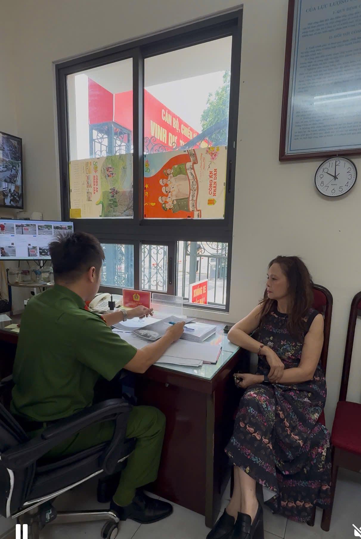 NSND Minh Châu thực hiện các thủ tục để gửi đơn đến cơ quan chức năng