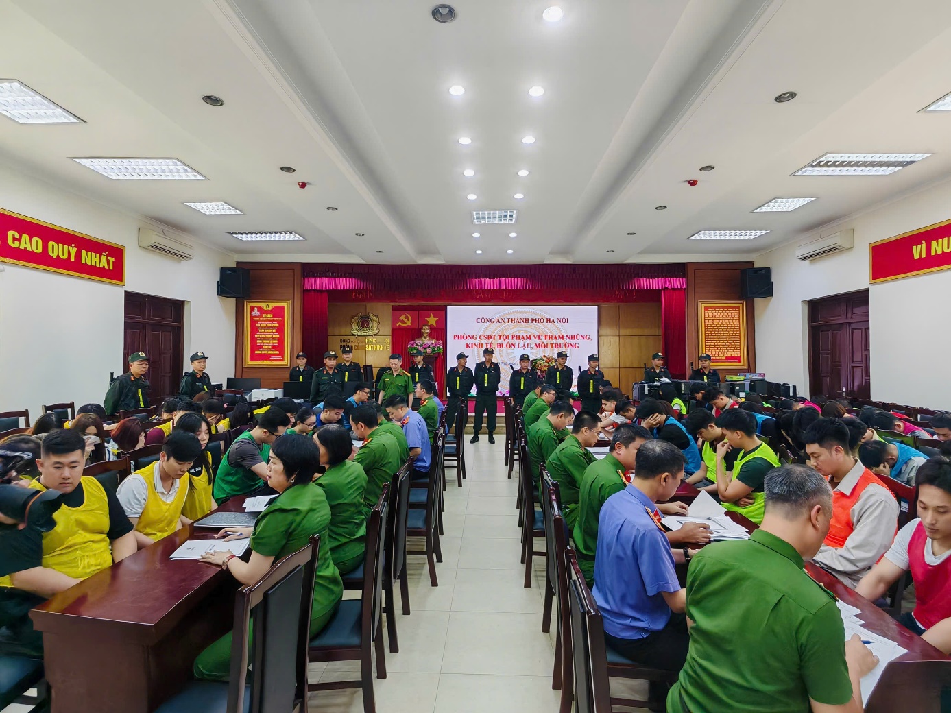 187 bị can liên quan đến lừa đảo mua bán gói nghỉ dưỡng, du lịch - Ảnh: Công an Hà Nội