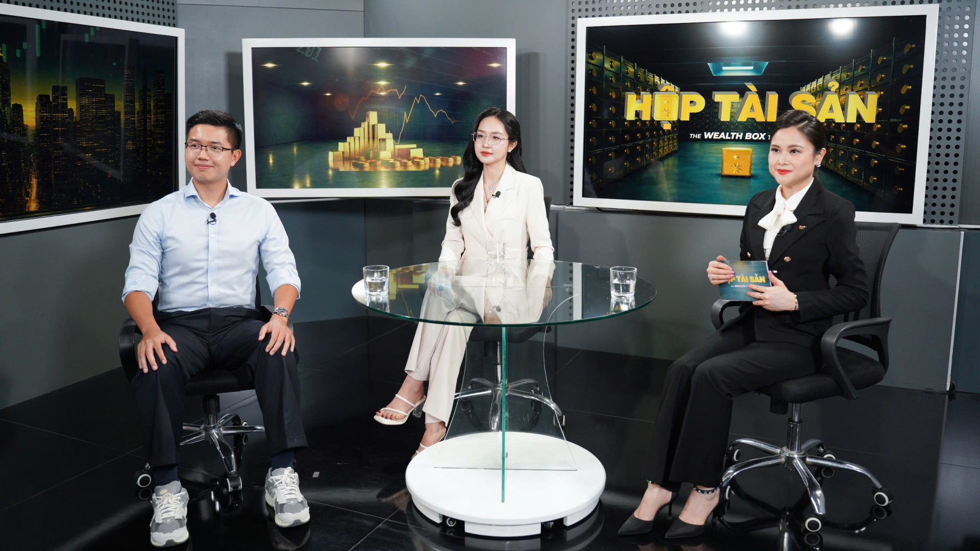 BTV Mùi Khánh Ly và 2 khách mời là bà Trần Thanh Mai - Giám đốc Tư vấn Tài chính Công ty CP Chứng khoán Smart Invest (AAS) và nhà đầu tư Lê Trần Khôi Nguyên.