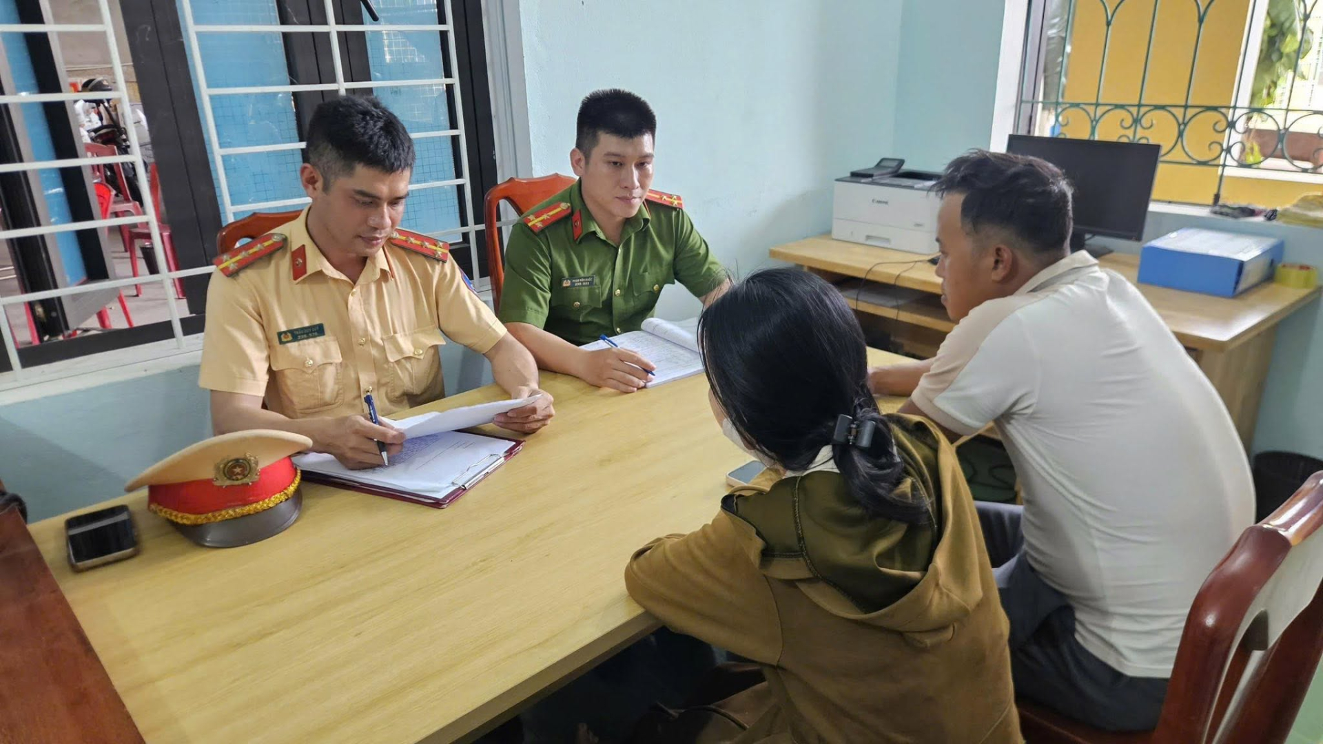  N.T.K.A. và chồng là anh N.N.D làm việc với cơ quan chức năng. (Nguồn: Công an xã Trường Phú).