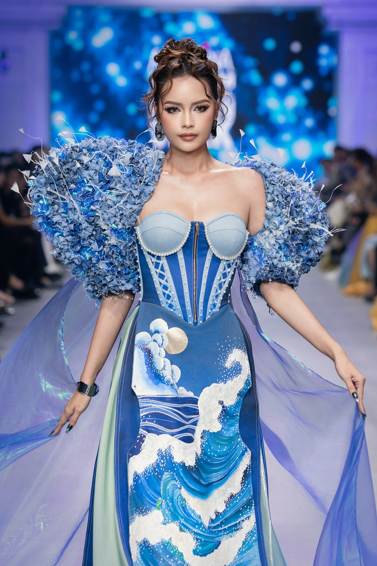 Phần trình diễn của hoa hậu Ngọc Châu.