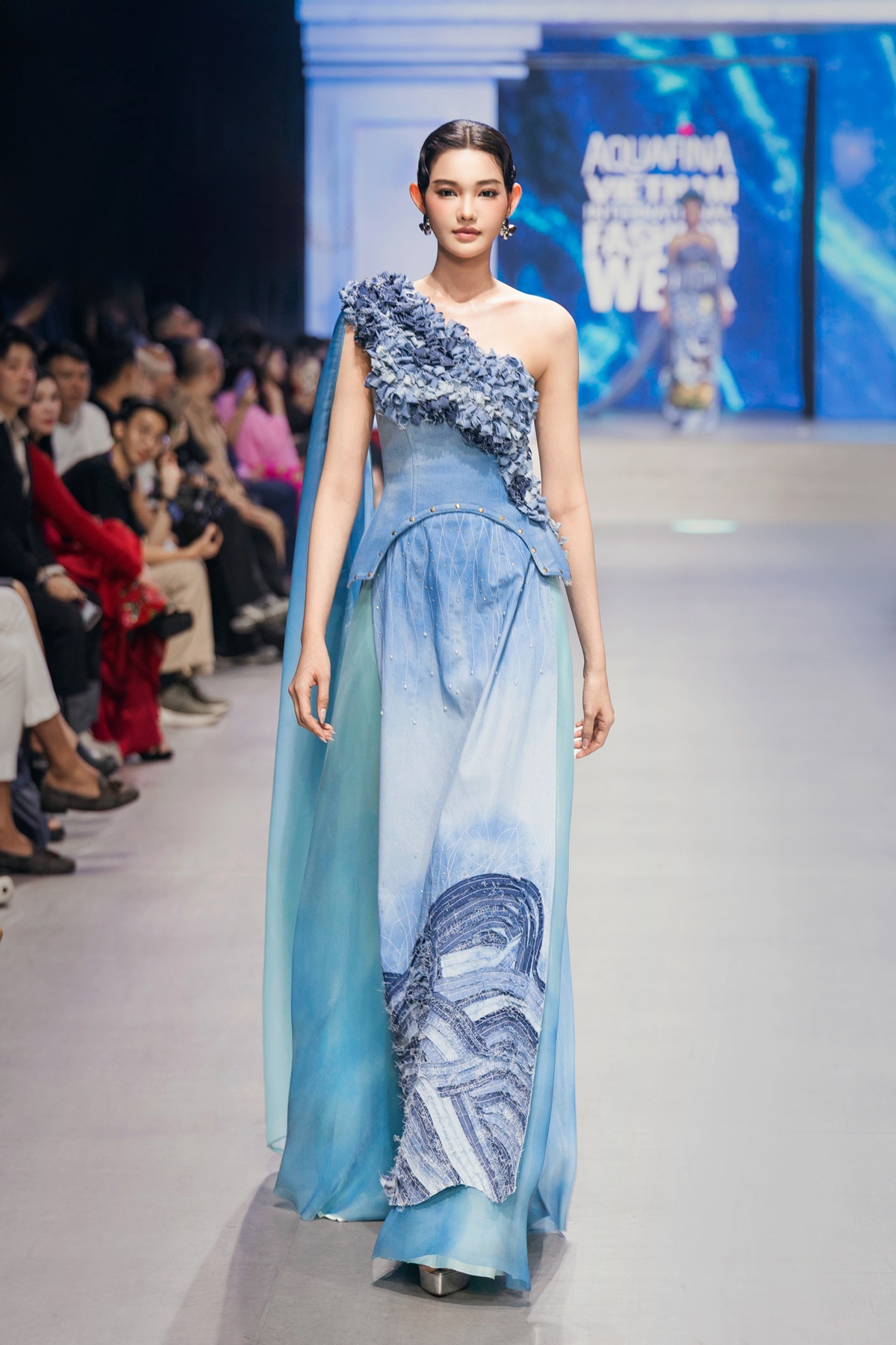 Dàn hoa, á hậu đổ bộ show Đặng Trọng Minh Châu, Ngọc Châu - Khánh Vân chiếm spotlight