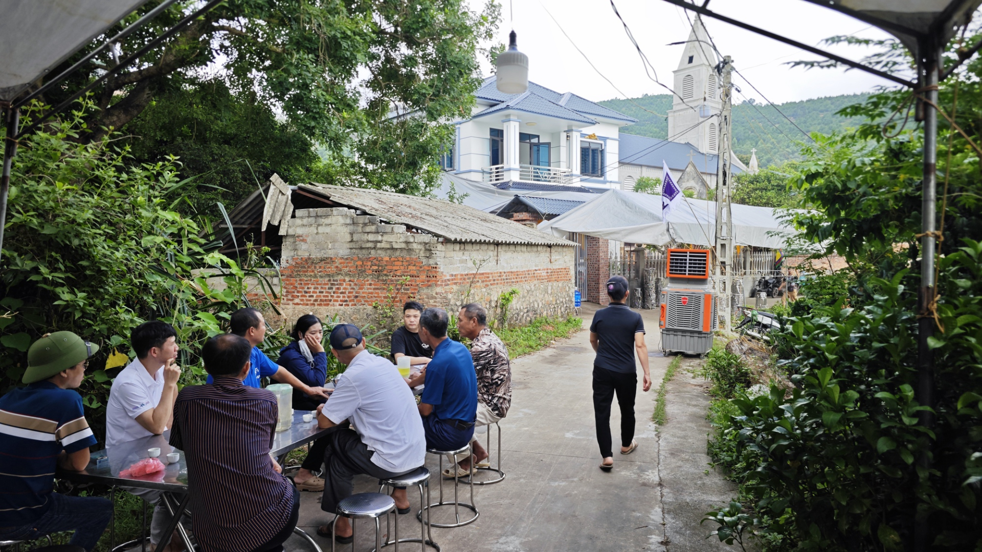 Gia đình tổ chức lễ tang cho các nạn nhân xấu số. (Ảnh: NXH)