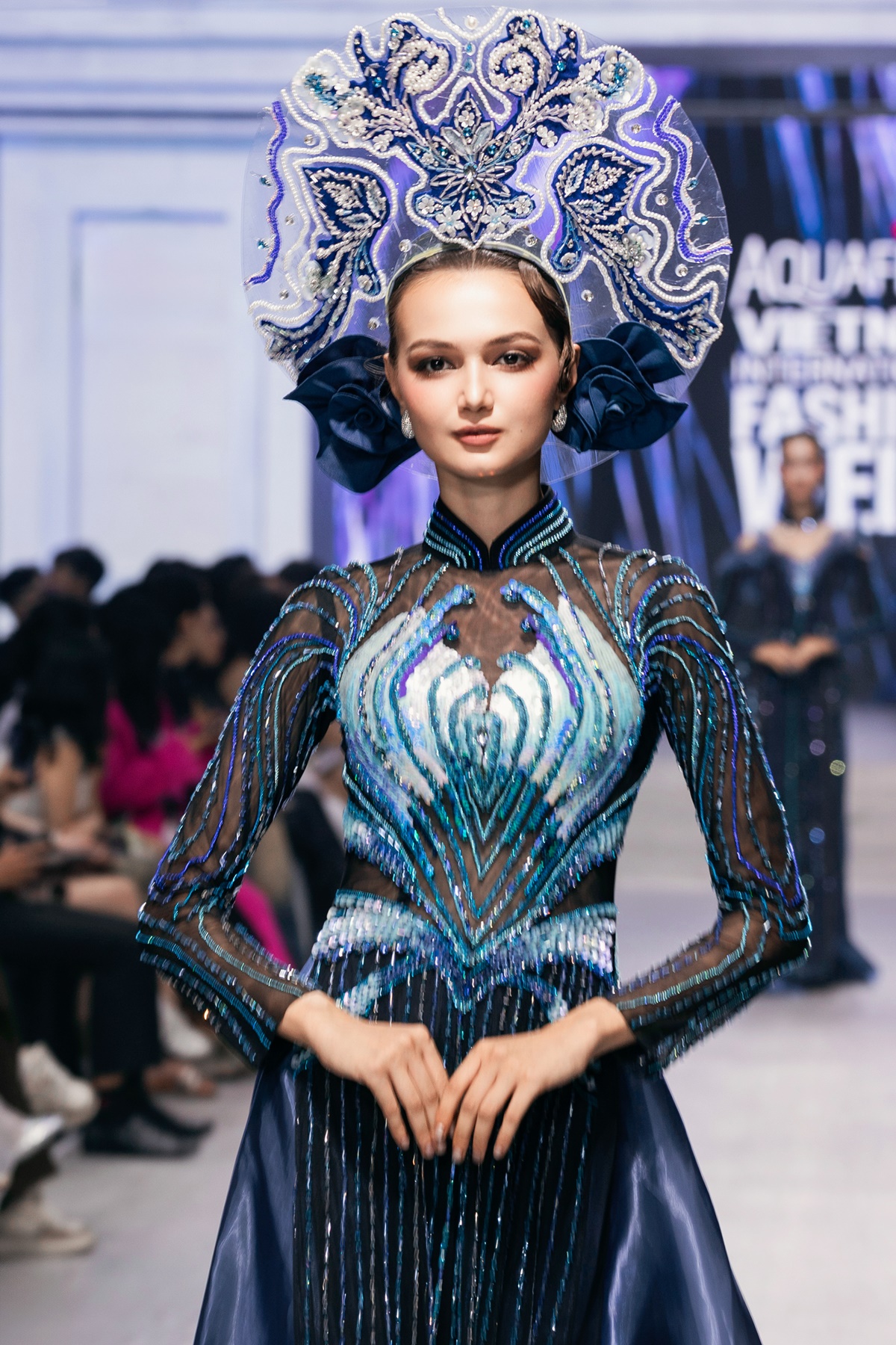 Mẫu Tây trong tà áo dài Việt.