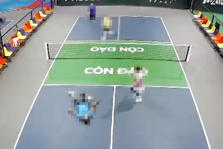 Người đàn ông đang chơi pickleball thì đổ gục trên sân rồi tử vong sau đó.