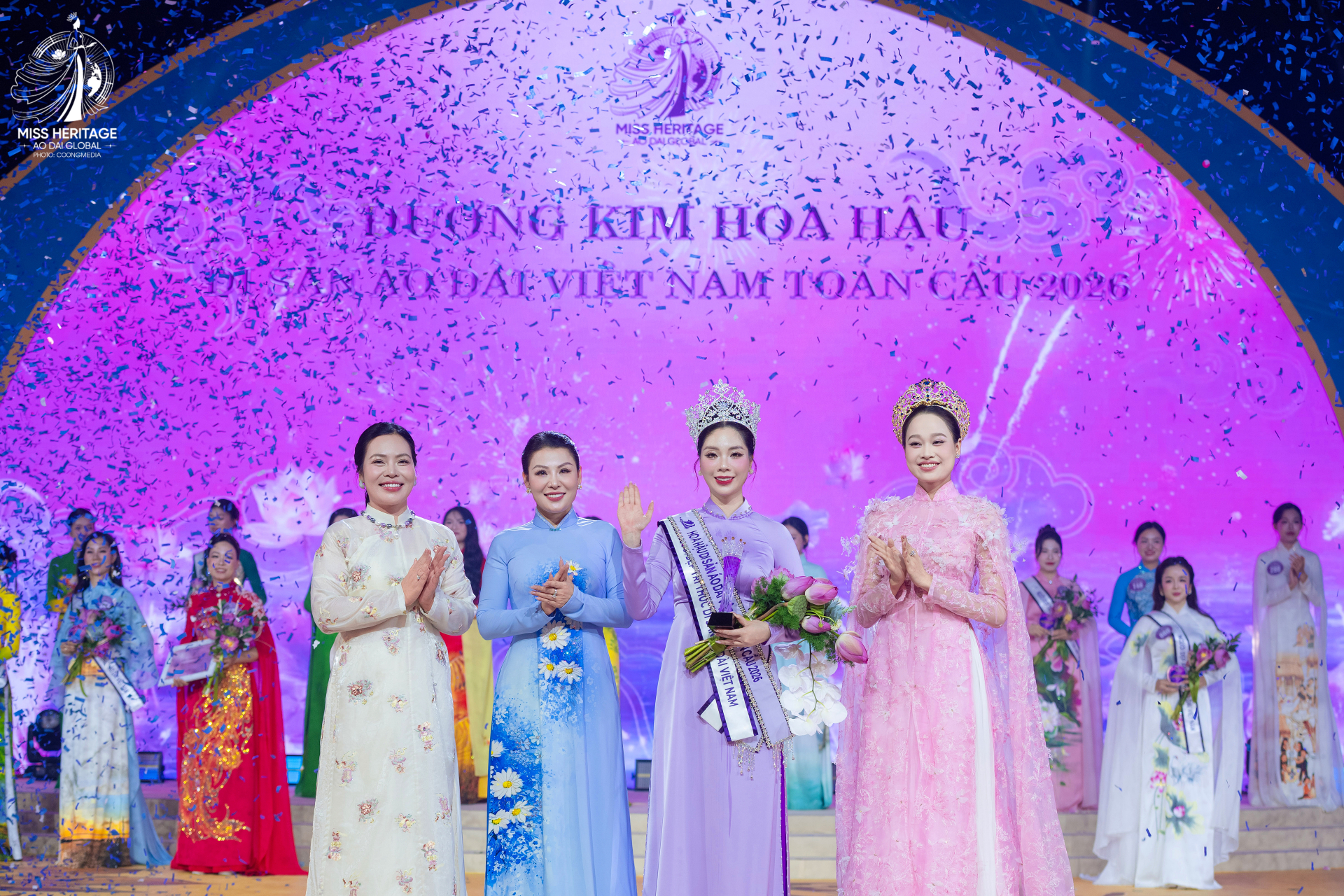 Từ trái qua: NTK Cao Thu Vân - Trưởng BTC, Ths Đàm Hương Thủy, nhà sáng lập cuộc thi và Hoa hậu Biển đảo 2025 Nguyễn Thị Mỹ Linh trong phần trao vương miện cho tân Hoa hậu.