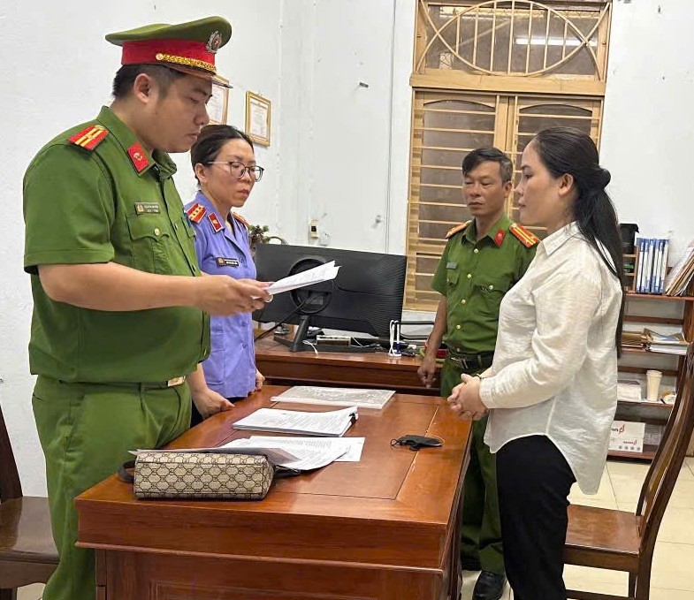 Cơ quan công an đọc các quyết định với Nguyễn Thị Thu - Ảnh: Công an Đà Nẵng