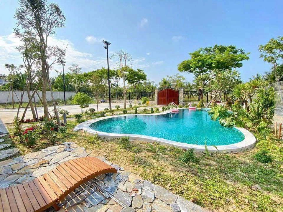 Diễm Châu hiện đang sống cùng 5 con trong biệt thự ở Đà Nẵng