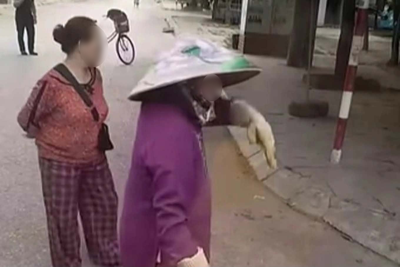 2 người phụ nữ ra thu tiền gửi xe. (Ảnh: Cắt từ clip)