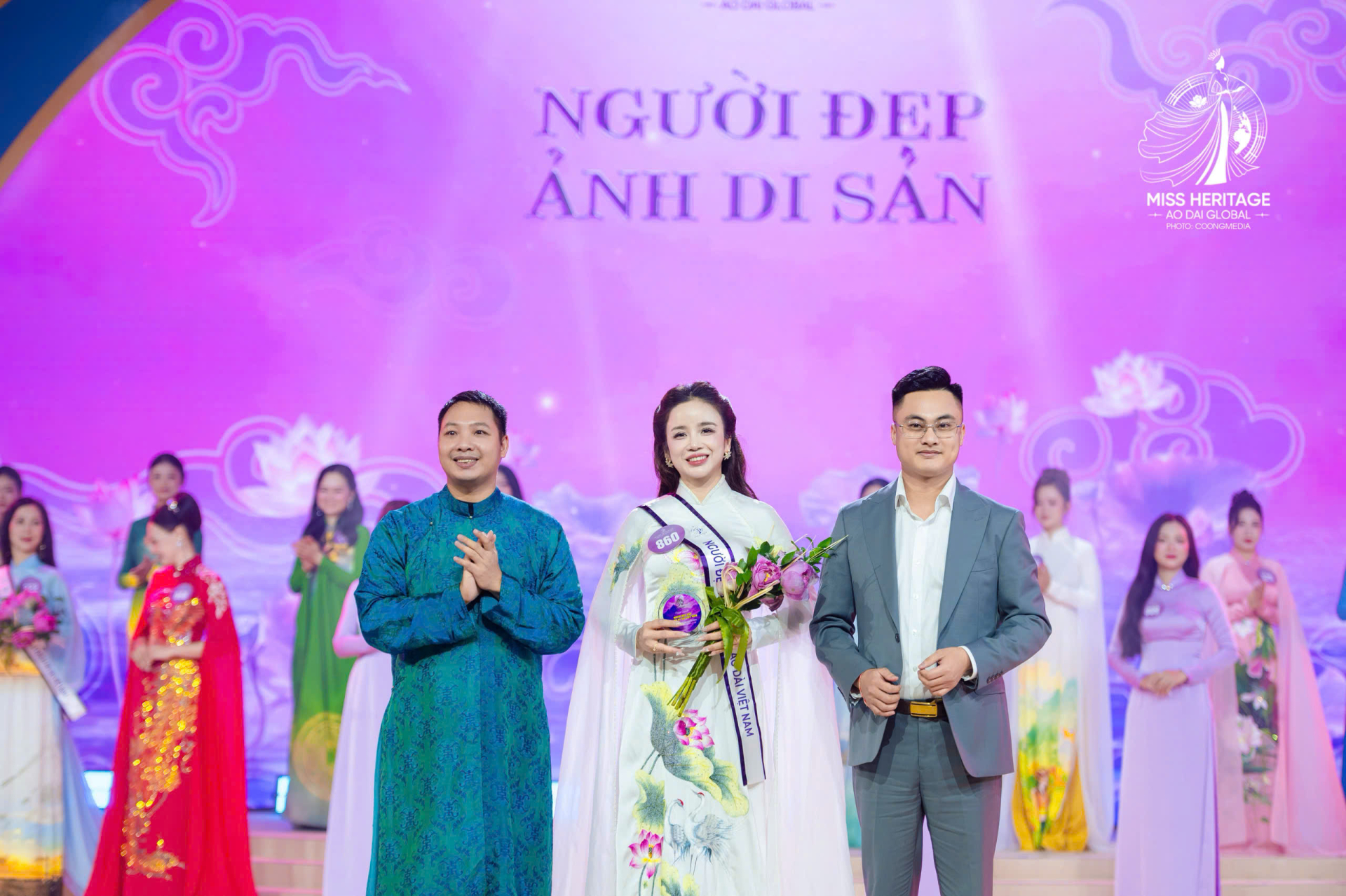 Giây phút nhận giải của Bích Ngọc.