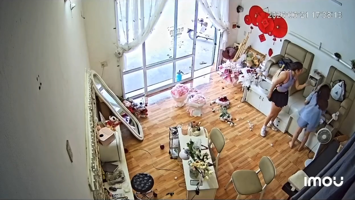 4 phút sau vụ hành hung đầu tiên trong chiều 21/6, người phụ nữ tiếp tục vào cửa hàng làm đẹp để chửi bới, tát đối phương. (Ảnh cắt từ clip)