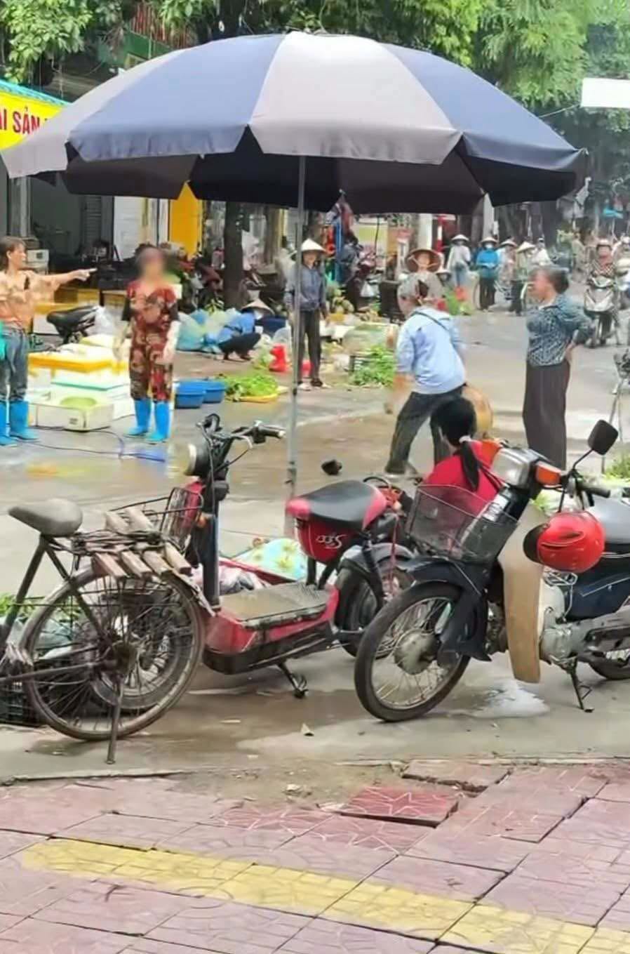 Người chứng kiến ghi lại diễn biến sự việc. (Ảnh cắt từ clip)