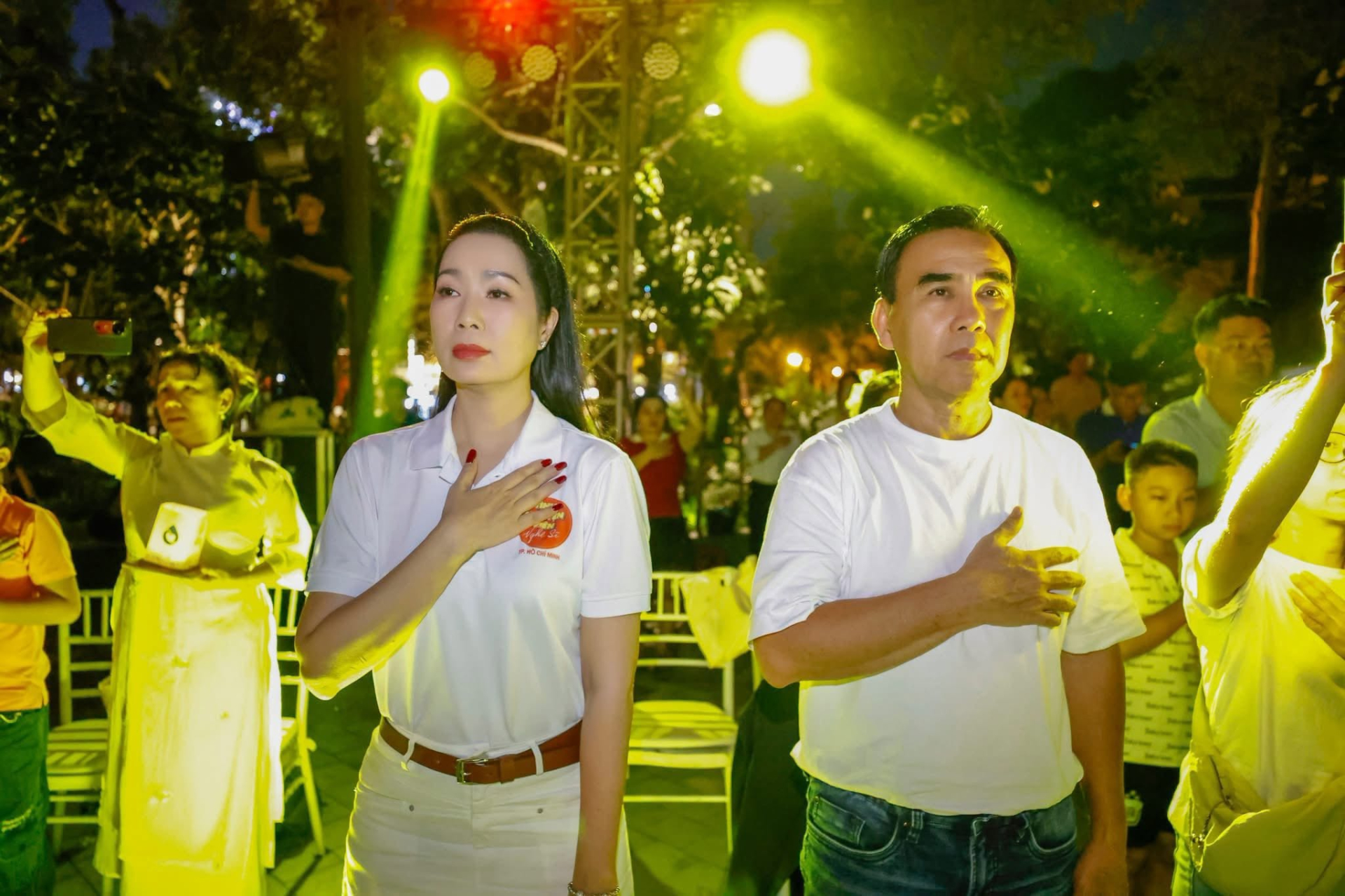 Bức hình gây xúc động của MC Quyền Linh và NSND Trịnh Kim Chi.