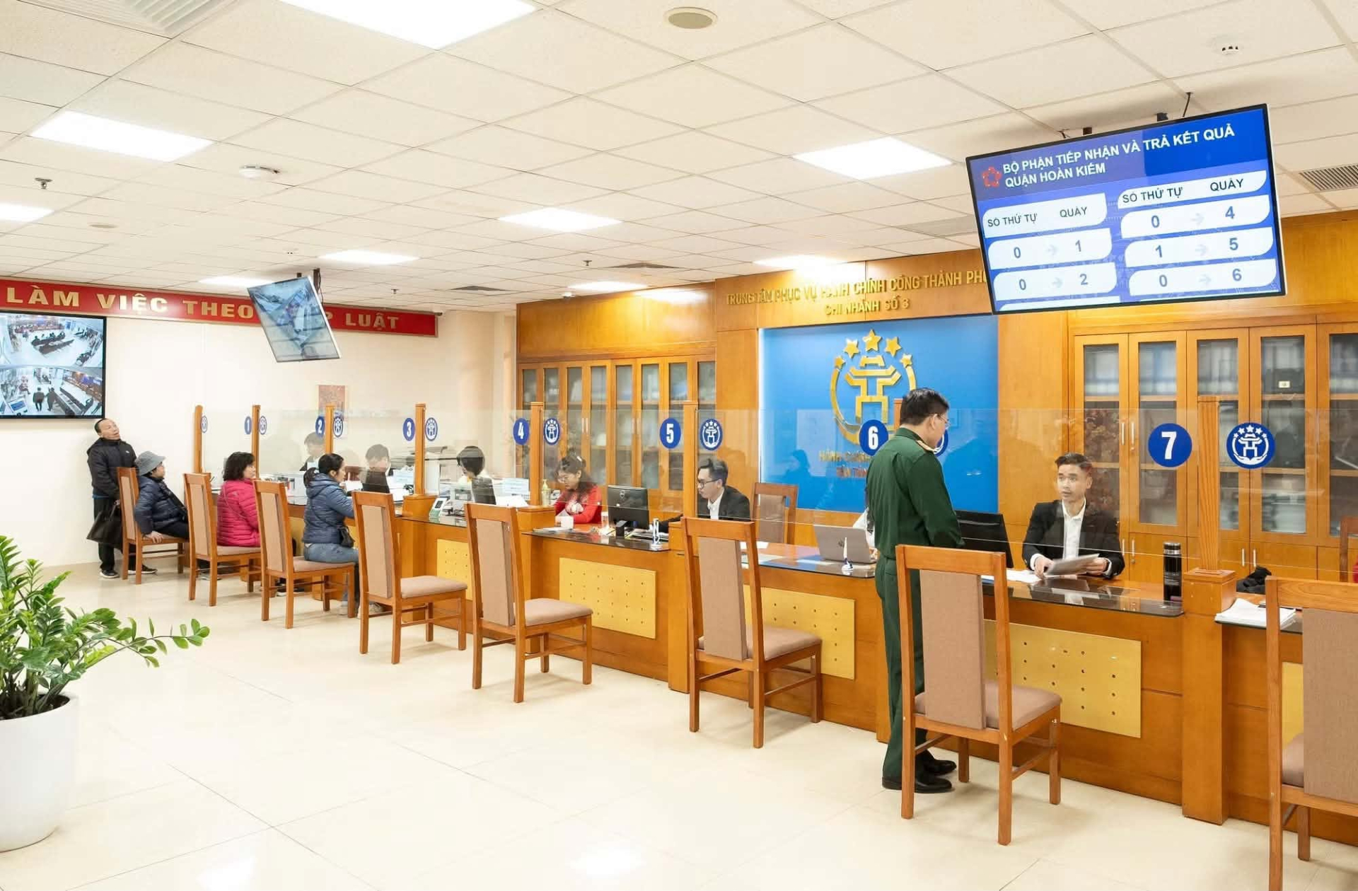Sự việc xảy ra tại Trung tâm Phục vụ hành chính công chi nhánh số 3, TP Hà Nội. (Ảnh: Tiền Phong)
