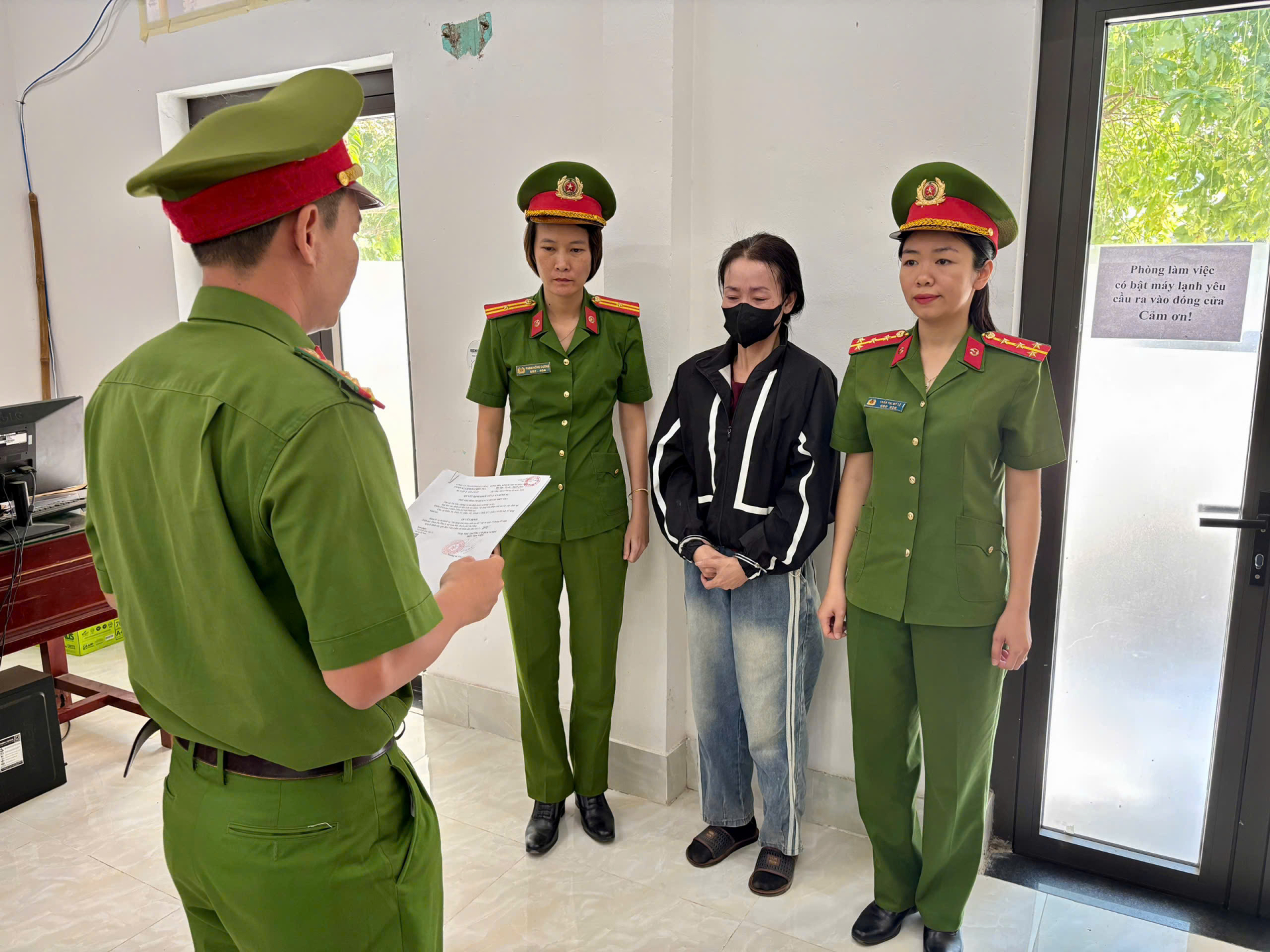 Thi hành lệnh bắt tạm giam với Trần Thị Thu T. - Ảnh: Công an Đà Nẵng