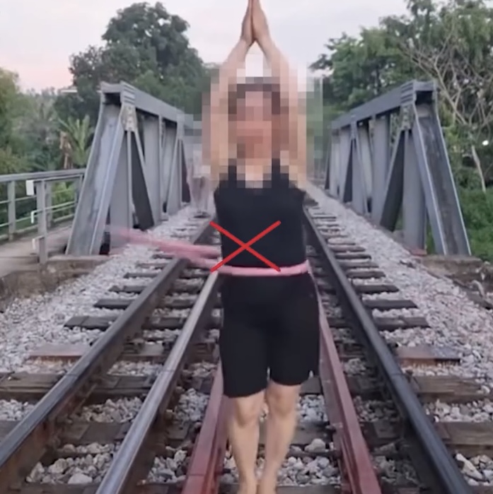 Hình ảnh bà L. lắc vòng trên đường ray gây bất bình. 