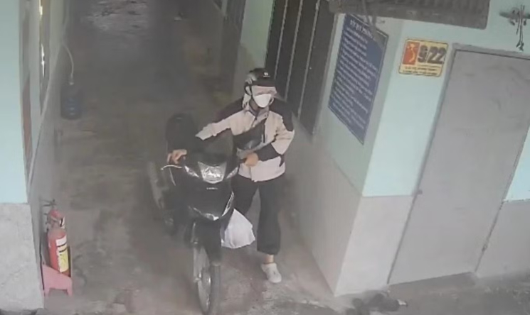 Camera ghi lại thời điểm anh K. rời khỏi phòng trọ. (Nguồn: Tiền Phong)