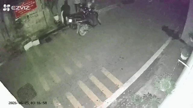 Camera ghi lại diễn biến vụ việc. (Ảnh: Cắt từ clip)