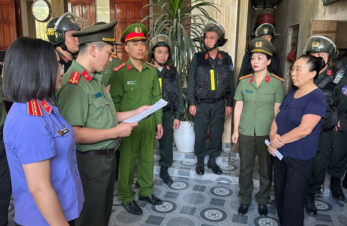 Cơ quan điều tra đọc các quyết định - Ảnh: Công an Nghệ An