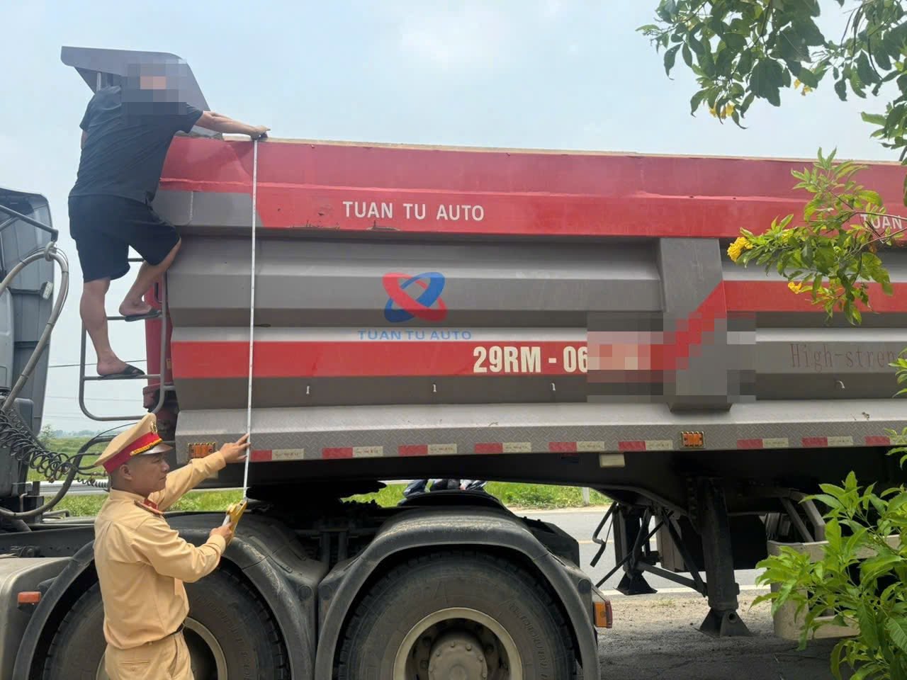 phương tiện có kích thước thùng xe không đúng với thông số kỹ thuật được ghi trong Giấy chứng nhận kiểm định an toàn kỹ thuật và bảo vệ môi trường. 