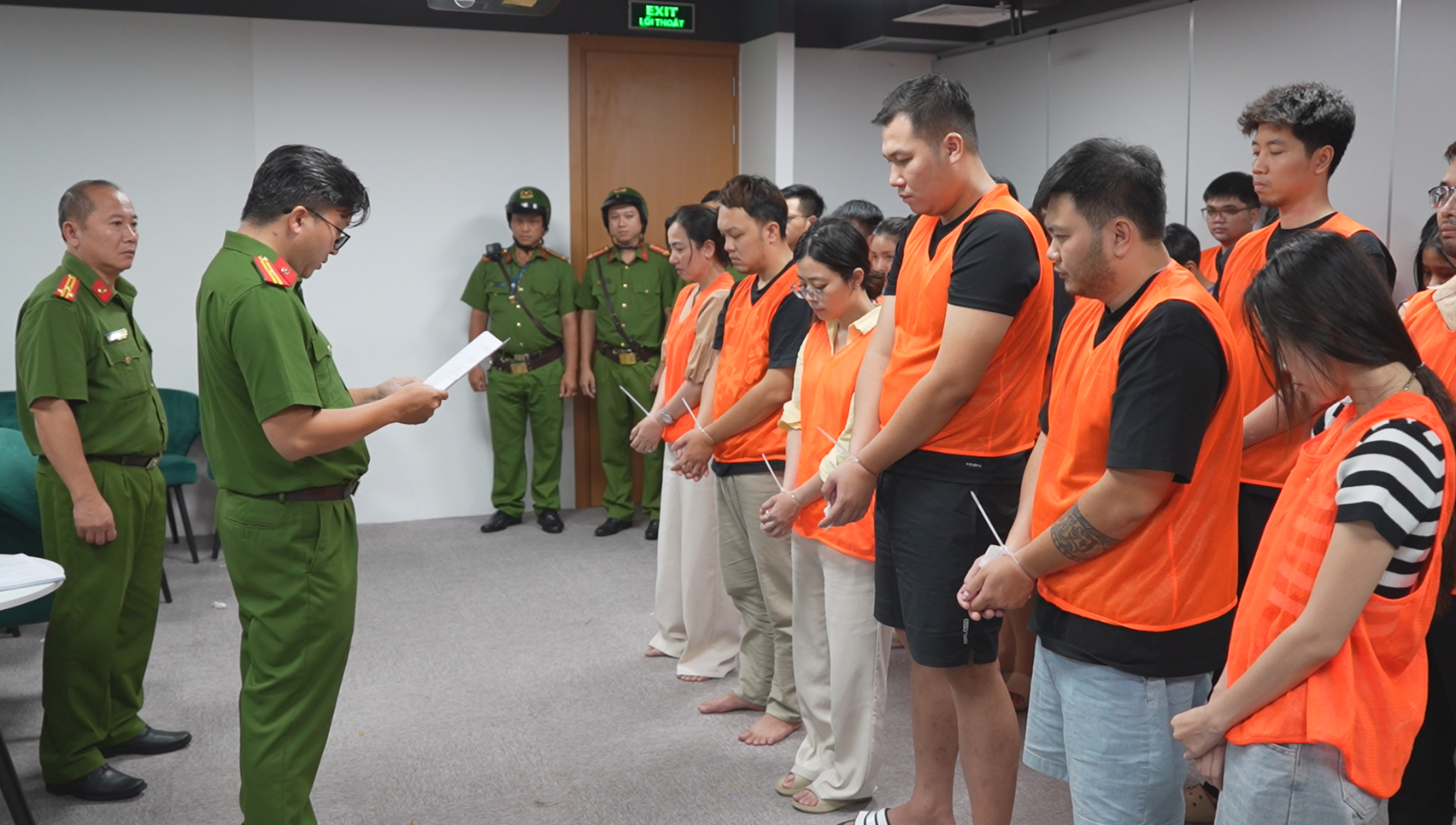 Công an đọc các quyết định với các đối tượng - Ảnh: Công an TPHCM