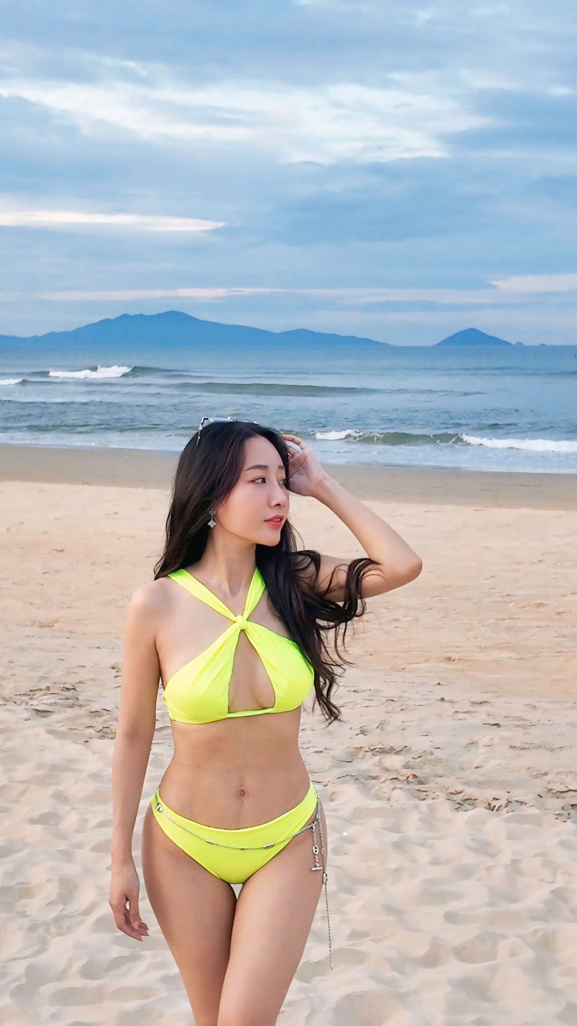 Thùy Anh sở hữu sắc vóc gợi cảm