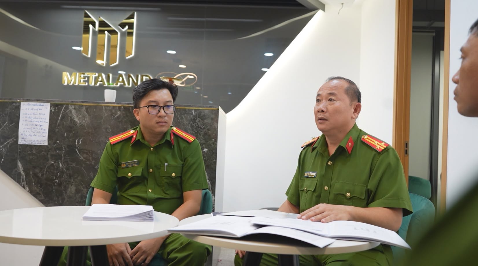 Công an làm việc với các đối tượng - Ảnh: Tiền Phong