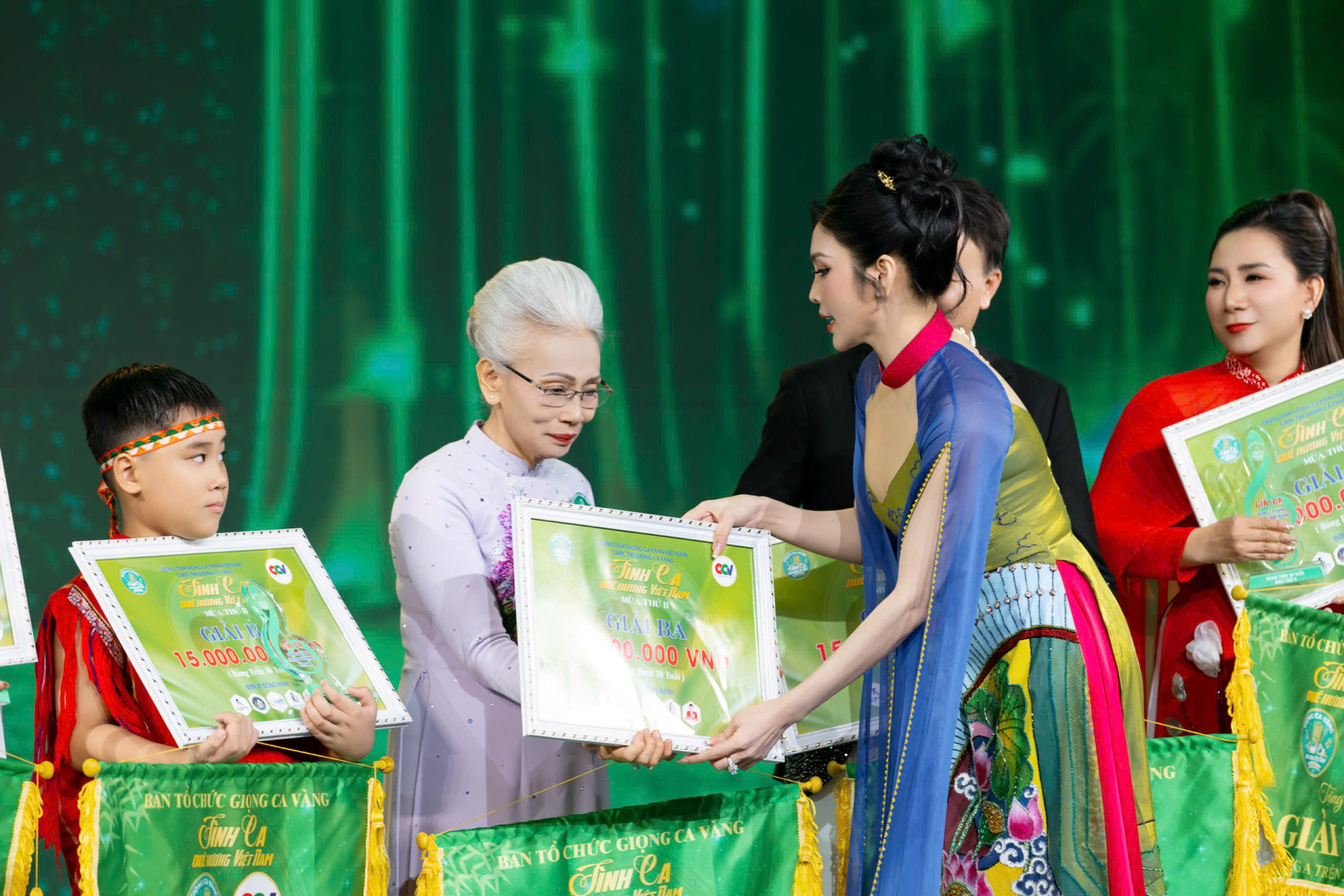 Bà Phạm Ánh Phương nhận giải.