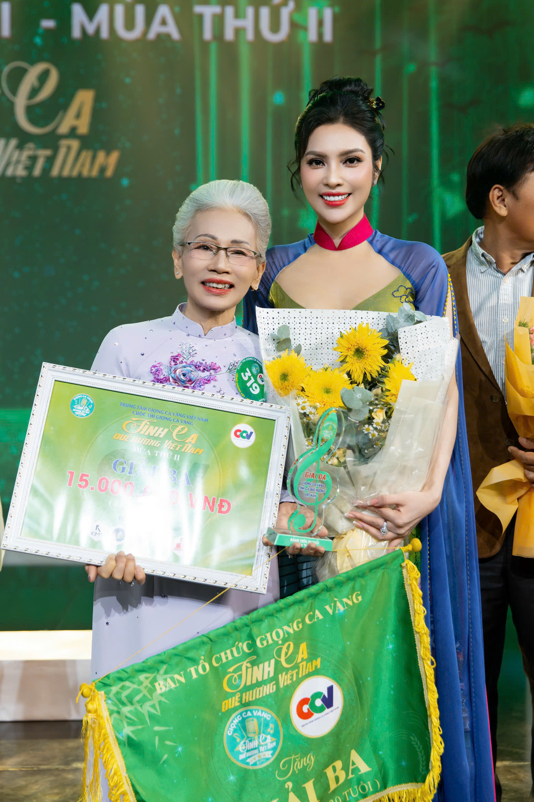 Bà Phạm Ánh Phương và MC, ca sĩ Kim Huyền Sâm.