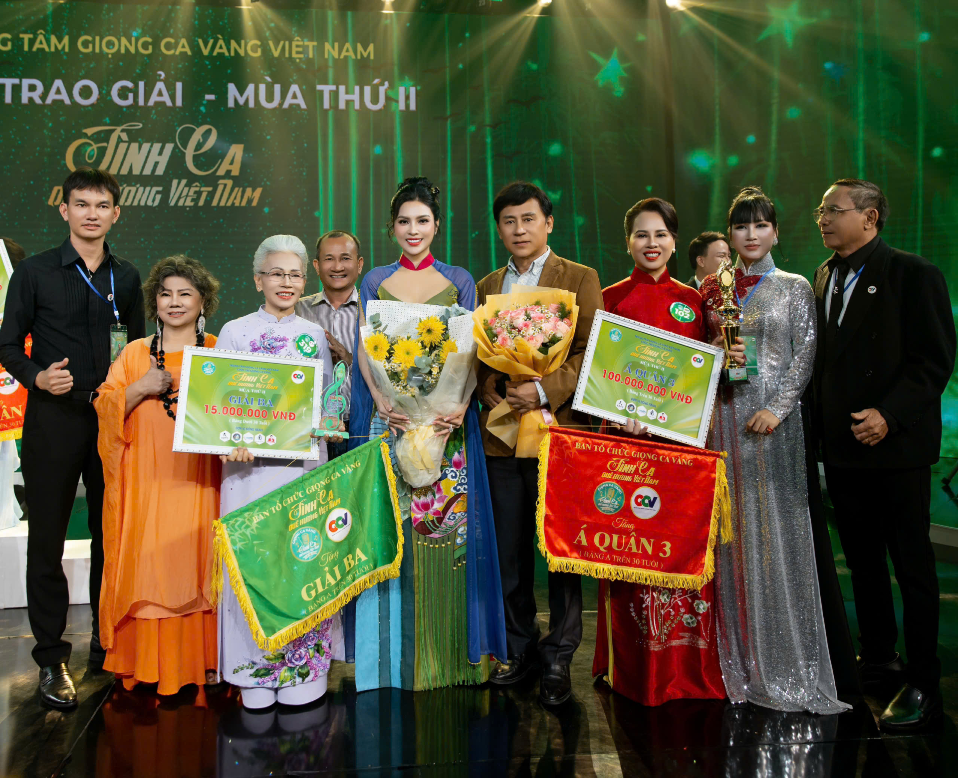 Từ trái sang phải: NSND Thanh Hoa - thí sinh Phạm Ánh Phương giải Ba - Nữ Hoàng Tài năng Kim Huyền Sâm - NSND Tạ Minh Tâm.
